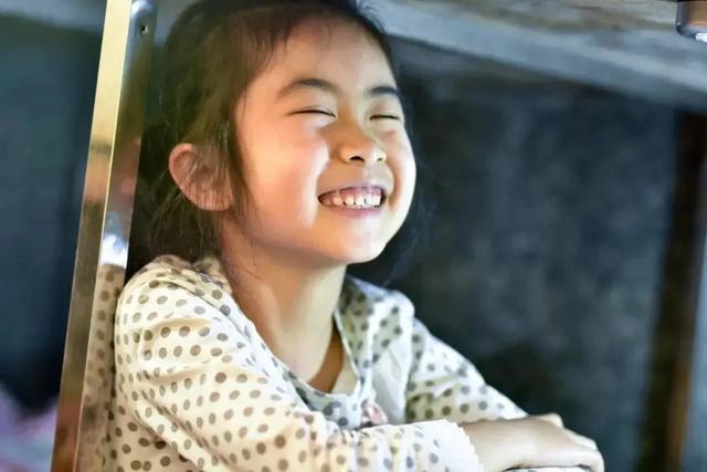 湖北7歲女孩在案板下學習一個月！網友：案板上是生活，案板下是未來